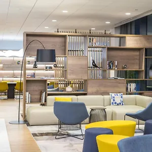 Courtyard By Marriott West Hotel